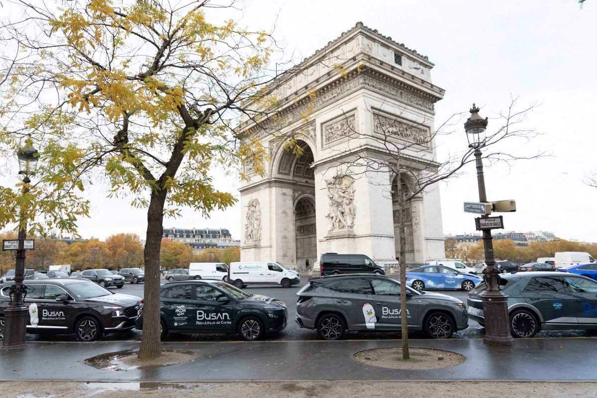 현대자동차가 지난해 11월 파리 BIE 총회에 맞춰 지원한 래핑 차량들이 개선문 앞에 늘어서 있다. 현대자동차 제공