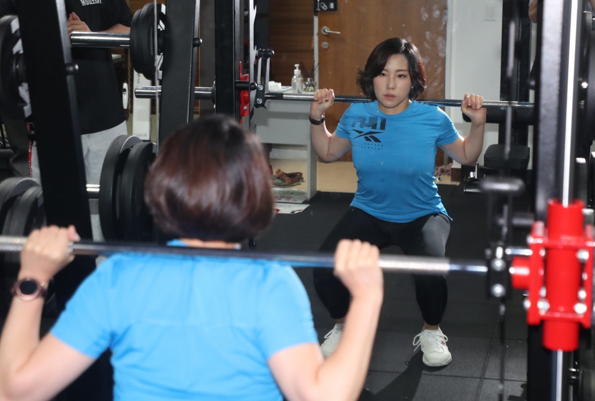 박선화 교수가 병원 내 체력단련장에서 근력 운동을 하고 있다. 테니스를 즐기다 무릎에 이상이 생긴 후로 근력 운동을 시작한 박 교수는 “무슨 운동이든지 근력 운동을 병행해야 부상 없이 즐길 수 있다”고 했다.