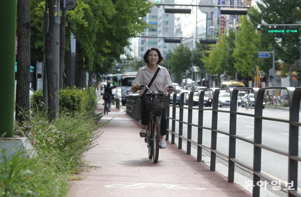 박선화 교수가 병원 앞으로 나 있는 자전거 도로에서 자전거를 타고 있다. 박 교수는 14년째 자전거로 출퇴근하고 있다. 김동주 기자 zoo@donga.com