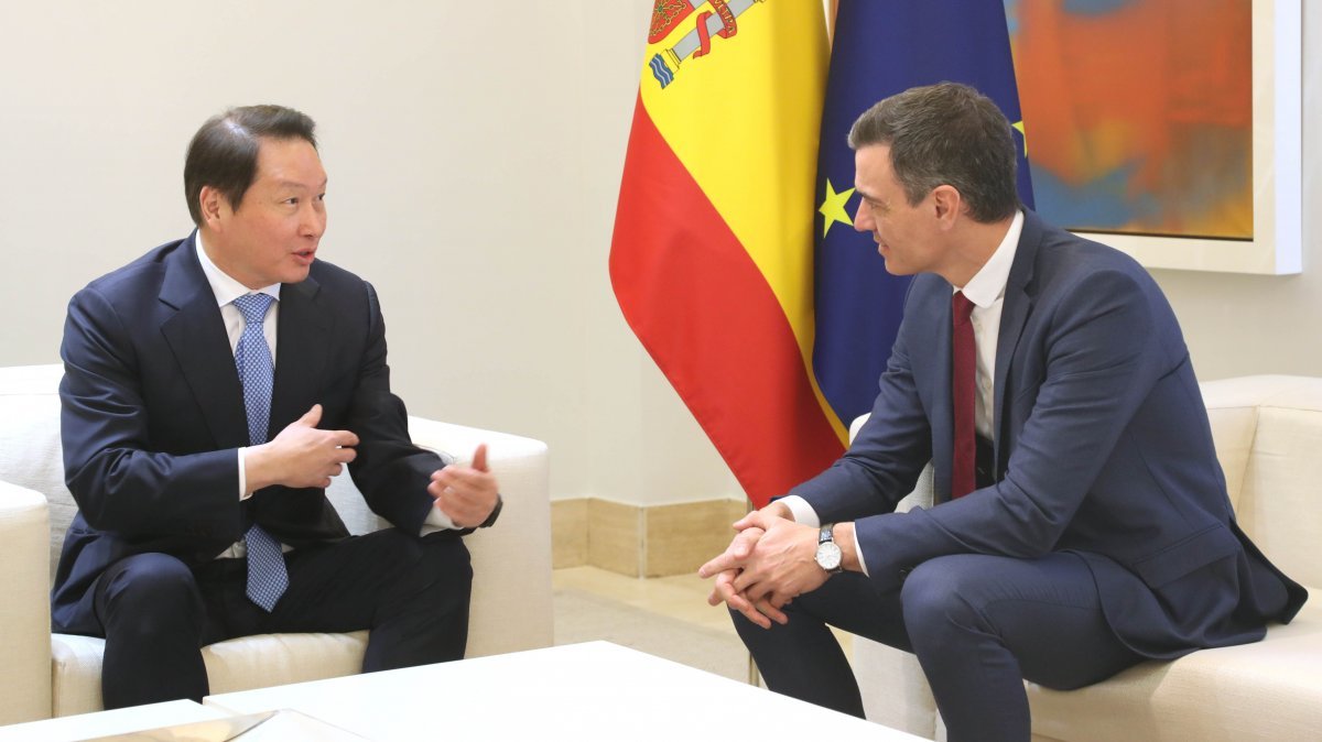 올해 2월 최태원 SK그룹 회장(대한상공 회의소 회장·왼쪽)은 대통령 특별사절 자격으로 페드로 산체스 스페인 총리를 예방했다.