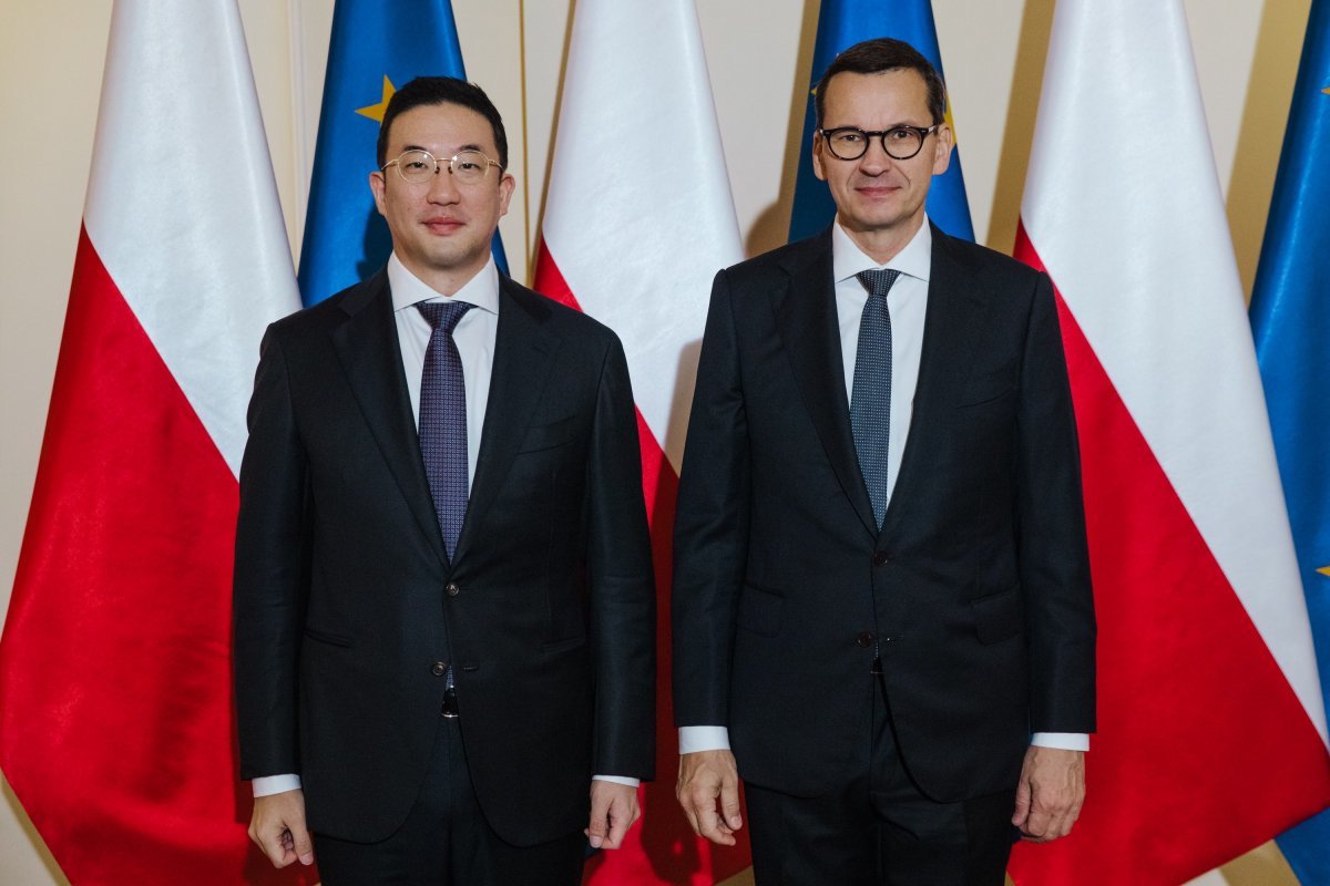 지난해 10월 구광모 (주)LG 대표(왼쪽)가 마테우시 모라비에츠키 폴란드 총리를 예방하고 기념사진을 찍고 있다.