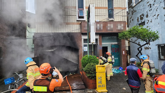 1일 오후 부산 동구 한 목욕탕에서 화재로 원인을 알 수 없는 폭발사고가 발생해 소방대원들이 진화작업을 하고 있다. (부산경찰청 제공 ) 2023.9.1/뉴스1