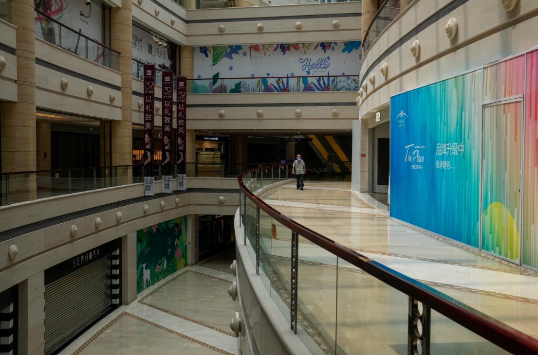 중국 베이징의 쇼핑몰이 텅 비어있는 모습. AP 뉴시스