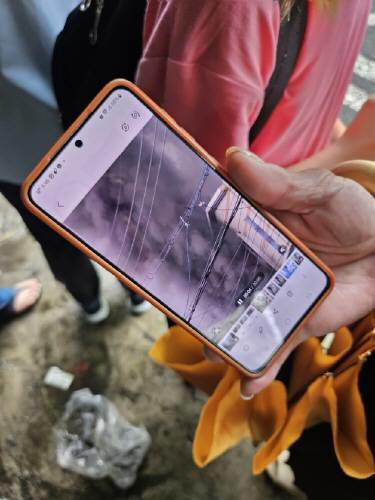 목욕탕 인근에 있던 주민이 화재 당시 모습을 휴대전화로 보여주고 있다.2023.9.1 news1