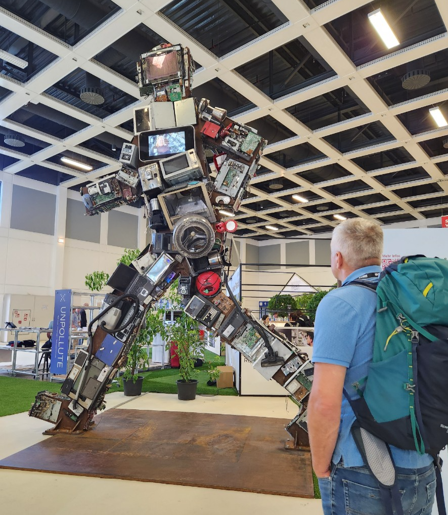1일(현지 시간) ‘IFA 2023’을 찾은 관람객이 전자제품 폐기물로 만든 로봇을 관람하고 있다. 베를린=곽도영 기자 now@donga.com