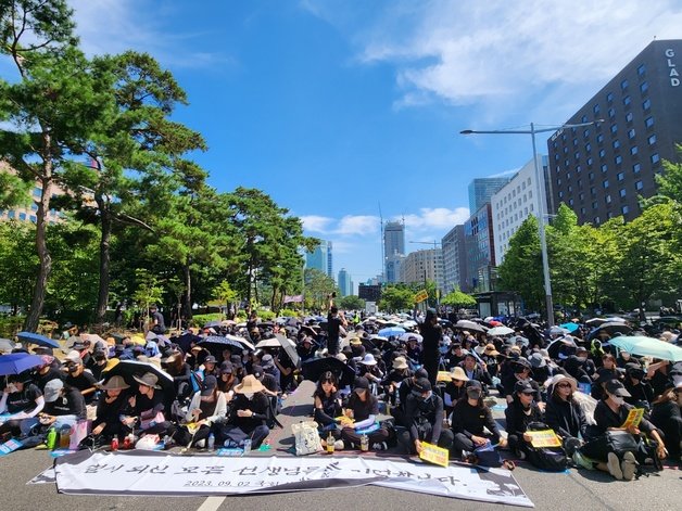 2일 서울 국회 앞에서 전현직 교사와 예비교사들이 50만 교원 총궐기 추모 집회를 열었다.