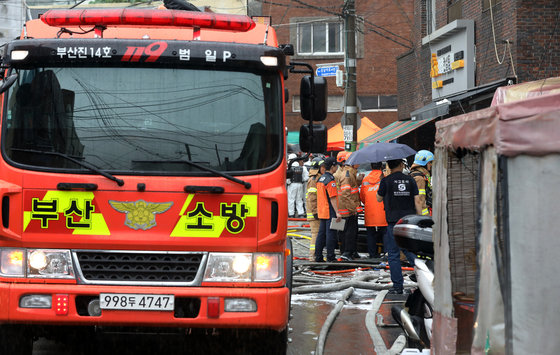 1일 오후 화재로 인한 원인을 알 수 없는 폭발사고가 발생한 부산 동구 한 목욕탕 앞에서 소방대원들이 진화 작업을 하고 있다. 2023.9.1/뉴스1 ⓒ News1