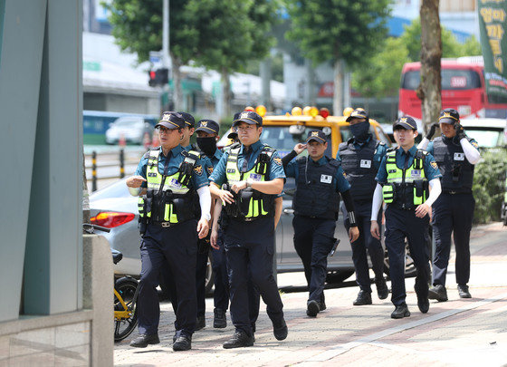 4일 오후 경기 성남시 분당구 오리역에서 경찰 병력이 순찰을 하고 있다.  2023.8.4/뉴스1