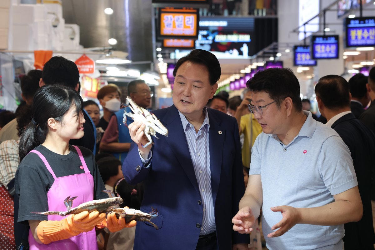 31일 서울 동작구 노량진수산시장을 방문한 윤석열 대통령. 사진=대통령실 제공