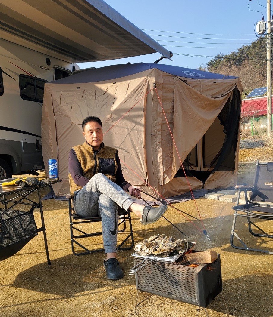 캠핑을 즐기는 송진우 전 감독의 모습. 늦둥이 아들과 함께 캠핑의 매력에 푹 빠졌다. 송진우 전 감독 제공