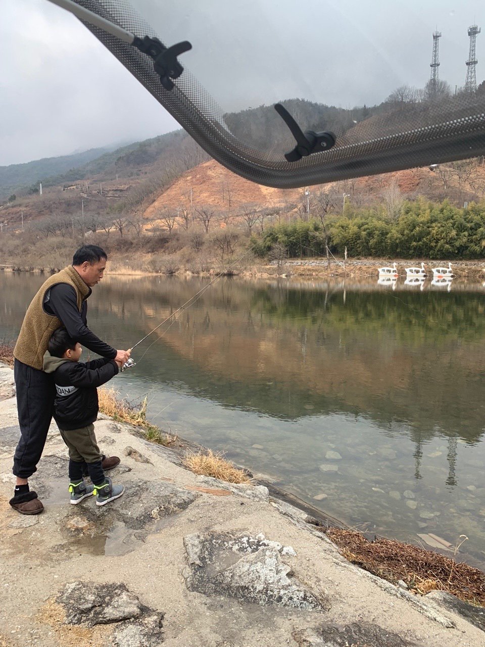 막내아들과 함께 낚시를 하는 송진우 전 감독. 송진우 전 감독 제공