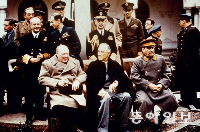 1945년 2월 얄타회담의 세 거두 처칠, 루스벨트, 스탈린(앞줄 왼쪽부터). 당시 노골적으로 팽창주의 행태를 보인 스탈린에 맞서 처칠은 미군의 중부 유럽 철수 연기를 주장하지만 루스벨트는 이를 거부한다.  동아일보DB
