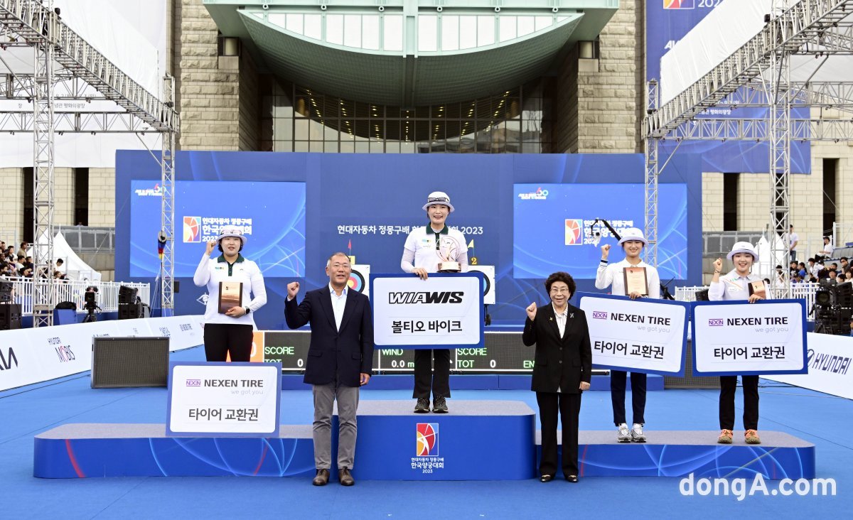 현대차 정몽구배 한국양궁대회 2023 시상식에서 정의선 대한양궁협회장(앞줄 왼쪽)과 선수 등이 기념사진을 촬영하고 있다.