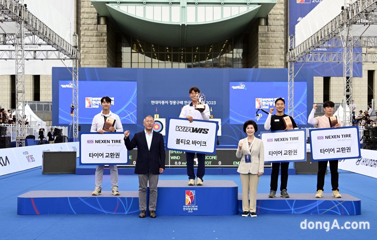 현대차 정몽구배 한국양궁대회 2023 시상식에서 정의선 대한양궁협회장(앞줄 왼쪽)과 선수 등이 기념사진을 촬영하고 있다.