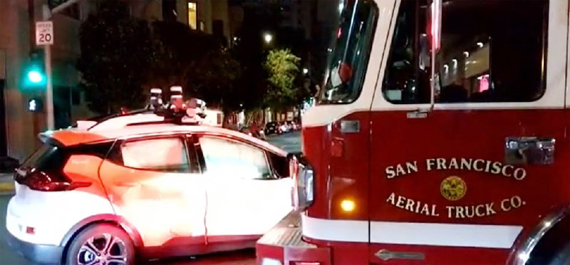 지난달 17일 미국 샌프란시스코에서 긴급 신고를 받고 출동하던 소방차가 승객을 태운 자율주행  택시와 충돌했다. 사진 출처 샌프란시스코 소방국