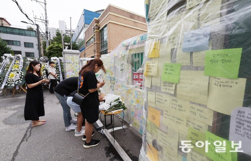 추모 메시지 ‘빼곡’ 지난달 31일 극단적 선택을 한 교사의 추모 공간이 마련된 서울 양천구의 한 초등학교 정문 앞에서 추모객들이 3일 오전 추모 메시지를 적고 있다. 박형기 기자 oneshot@donga.com