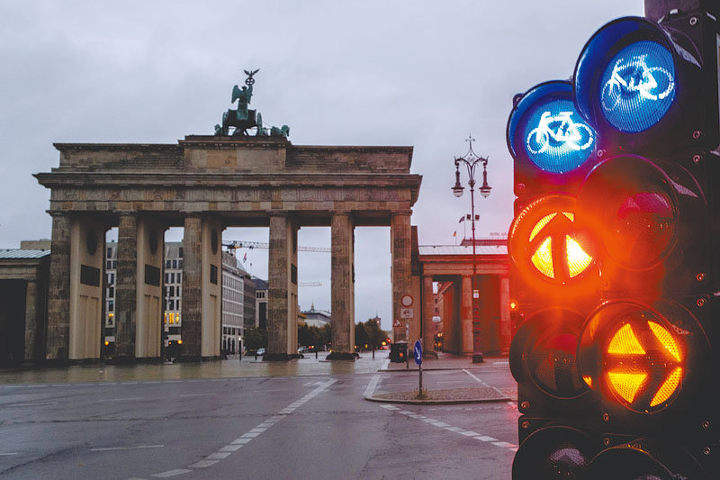 독일 수도 베를린의 상징인 브란덴부르크문 앞 텅빈 거리에 신호등이 켜져 있다. ‘유럽의 성장 엔진’으로 불렸던 독일 경제는 올해 성장률이 -0.3% 뒷걸음질칠 것으로 전망된다. 베를린=AP 뉴시스