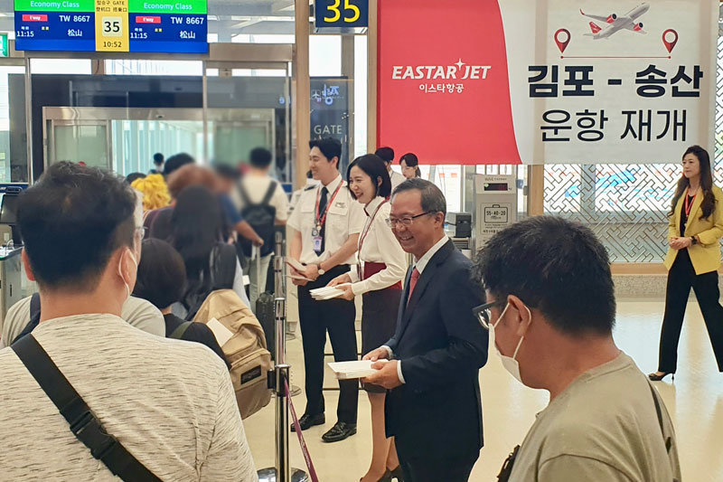 이스타항공 조중석 대표와 임직원들이 2일 김포국제공항에서 김포∼대만 쑹산 국제선 첫 편 승객들에게 기념품을 나눠주고 있다. 이스타항공 제공