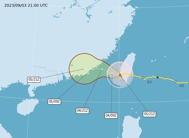 제11호 태풍 하이쿠이가 대만에 상륙하면서 40여명이 부상하고 수천명의 주민이 대피했다.  위 사진은 3일 오후 9시부터 5일 오후 9시까지 대만 기상청의 태풍 예상 경로. (대만 기상청 갈무리)