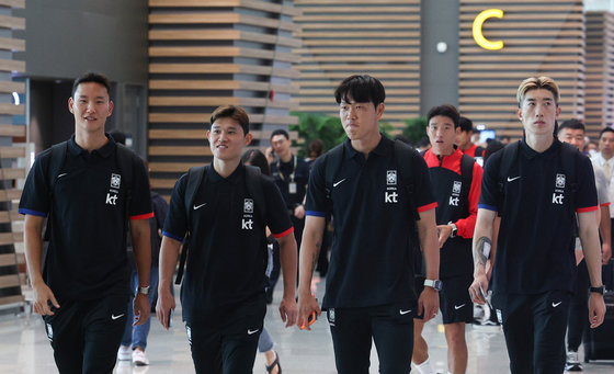 국내 리그에서 활약 중인 한국 축구 국가대표팀 정승현(왼쪽부터), 이동경, 김영권, 조현우가 4일 오전 인천국제공항 2터미널을 통해 영국으로 출국하고 있다. 위르겐 클린스만 감독이 지휘하는 축구대표팀은 오는 8일 13일 각각 웨일스와 사우디아라비아와 친선 경기를 펼친다. 2023.9.4/뉴스1