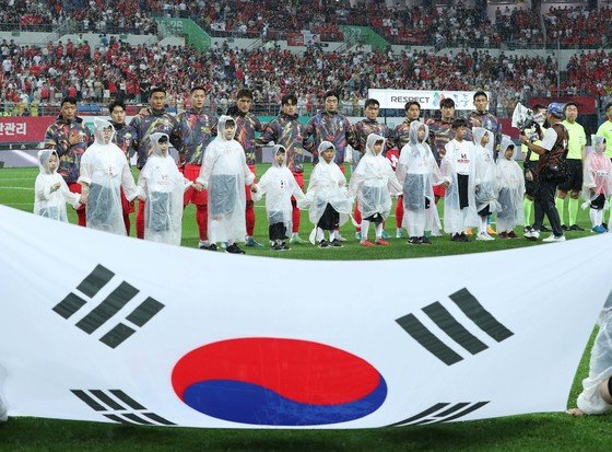 대한민국 축구대표팀 선수들이 20일 대전 유성구 대전월드컵경기장에서 열린 하나은행 초청 대한민국과 엘살바도르의 축구 국가대표 평가전에서 애국가를 제창하고 있다. 클린스만호는 이날 경기에서 1대 1로 비기며 마수걸이 승리에 실패했다. 2023.6.20/뉴스1