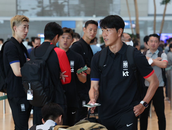 김영권(오른쪽)을 비롯해 국내 리그에서 활약 중인 한국 축구 국가대표팀 선수들이 4일 오전 인천국제공항 2터미널을 통해 영국으로 출국하고 있다. 위르겐 클린스만 감독이 지휘하는 축구대표팀은 오는 8일 13일 각각 웨일스와 사우디아라비아와 친선 경기를 펼친다. 2023.9.4/뉴스1