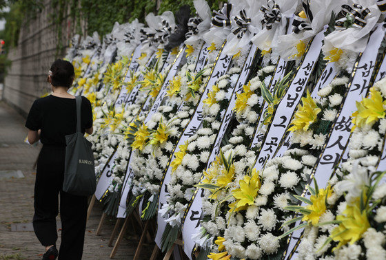 4일 오후 경기 용인시의 한 고등학교 앞에 학부모로부터 피소된 뒤 극단선택으로 숨진 60대 체육교사를 추모하는 근조화환이 놓여 있다. 2023.9.4 뉴스1