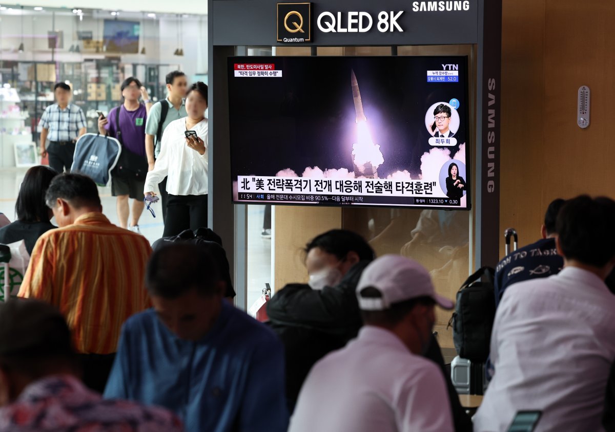 지난 8월 31일 서울역 대합실에서 시민들이 북한의 전술핵타격훈련 및 단거리 탄도미사일 발사 관련 뉴스를 시청하고 있다. 북한은 한미가 진행한 연합공중훈련에 대응하기 위해 지난 30일 밤 전술핵타격훈련의 일환으로 2발의 단거리탄도미사일(SRBM)을 발사했다고 이날 노동신문을 통해 밝혔다. 2023.8.31/뉴스1