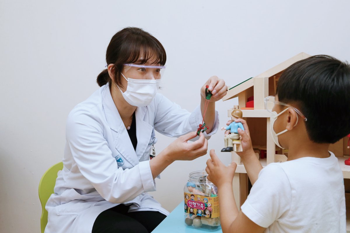 서울아산병원에서 특수교육 전문가가 발달장애 아동에게 교구를 보여주며 설명을 해주고 있다. 서울아산병원 제공