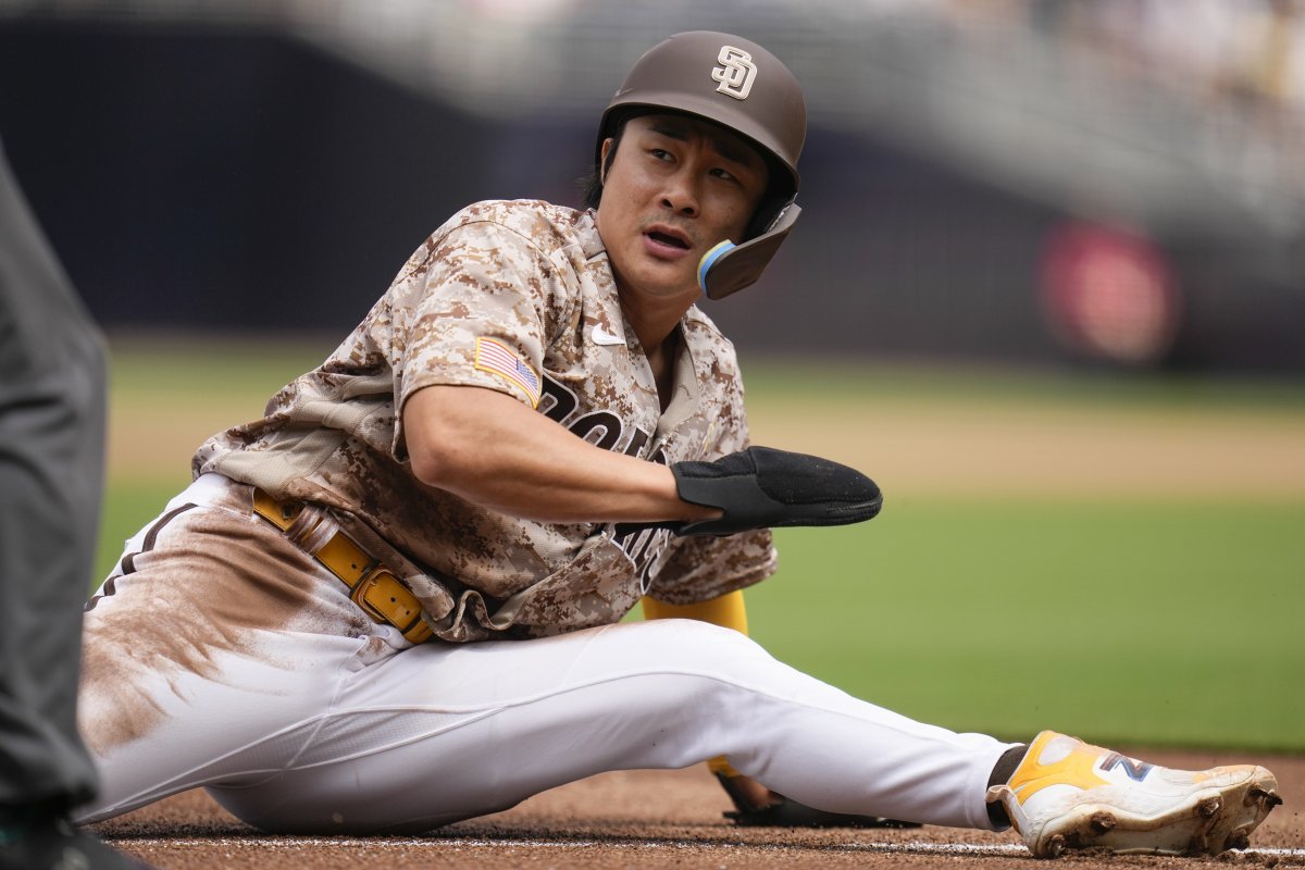 김하성(샌디에이고)이 4일 샌프란시스코와의 미국프로야구 메이저리그(MLB) 안방경기 1회말 공격 도중 3루에서 태그 아웃을 당한 뒤 아쉬워하고 있다. 샌디에이고=AP 뉴시스