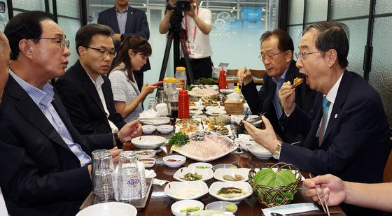 한덕수 국무총리가 4일 오후 서울 송파구 가락 수산시장에서 수산물 소비 동향을 점검을 마치고 수산물로 식사하고 있다. 2023.9.4 뉴스1