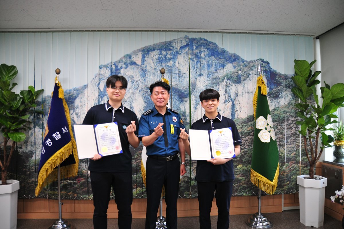 김어진 군과 이세준 군이 장성경찰서에 표창장을 받고 있다. 장성경찰서 제공
