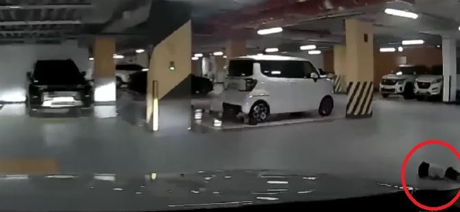 지하주차장 모퉁이에 누워있던 아이를 못보고 역과한 차량. 한문철TV 유튜브 캡처