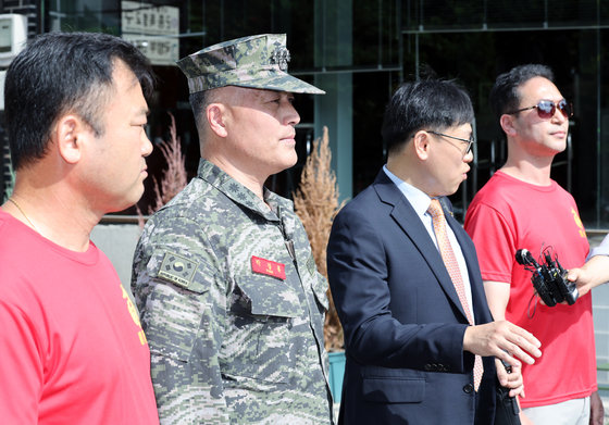 항명 및 상관 명예훼손 혐의를 받고 있는 박정훈 전 해병대 수사단장(대령)이 5일 서울 용산구 국방부 검찰단으로 출석하며 취재진의 질문을 받고 있다.2023.9.5/뉴스1