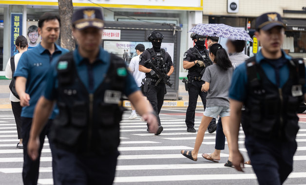 서울 대치동의 한 학원 인근에서 경찰특공대원들이 순찰을 하고 있다. 2023.8.6. 뉴스1