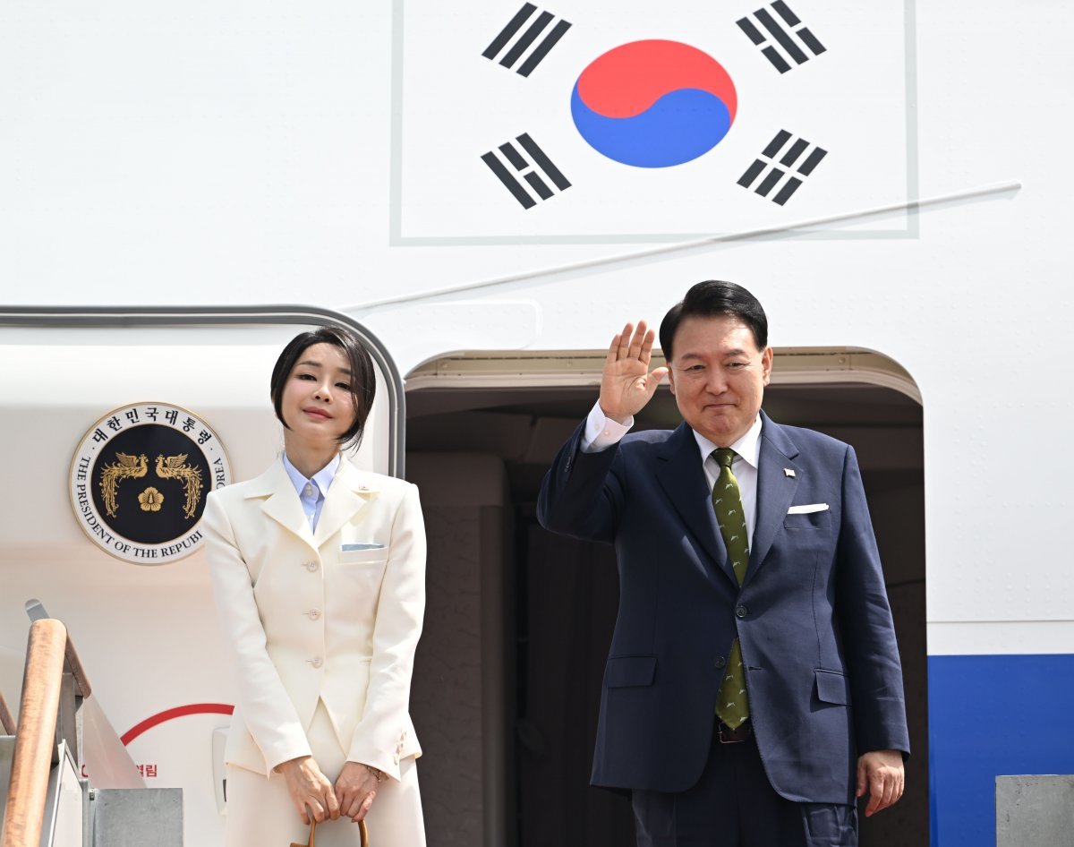 윤석열 대통령과 김건희 여사가 5일 경기 성남 서울공항에서 순방길에 오르기 전 공군 1호기에 올라 손을 흔들고 있다. 대통령실사진기자단