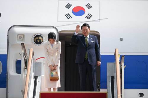 동아시아국가연합(아세안·ASEAN) 정상회의와 주요20개국(G20) 정상회의 참석차 인도네시아와 인도를 방문하는 윤석열 대통령과 부인 김건희 여사가 5일 경기도 성남 서울공항에서 공군 1호기에 올라 인사하고 있다. 대통령실 제공