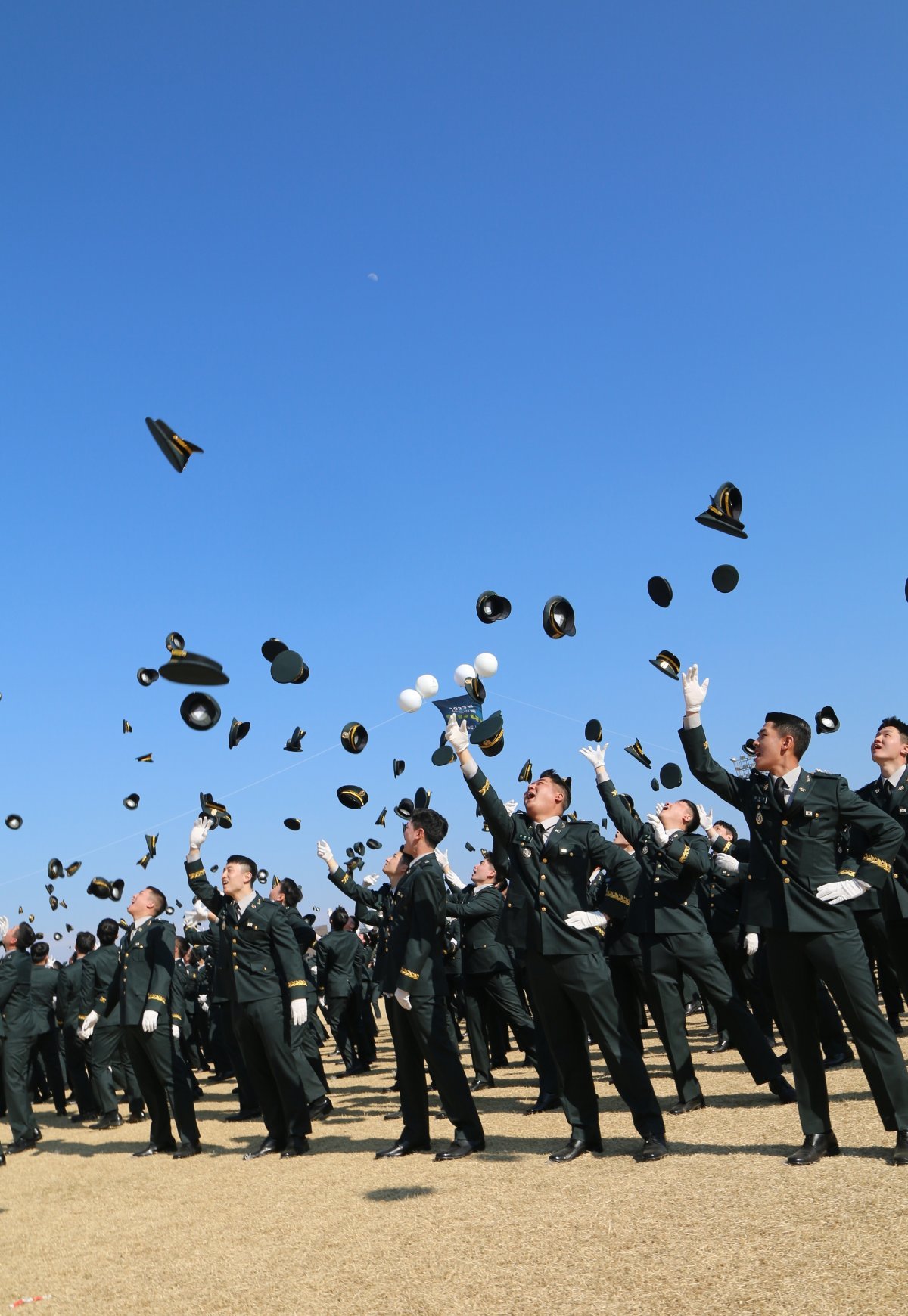 28일 충북 괴산 육군학생군사학교에서 열린 ‘2023년 학군장교(ROTC) 통합임관식’에서 소위로 임관한 학군장교들이 모자를 던지며 환호하고 있다.2023.02.28/뉴스1