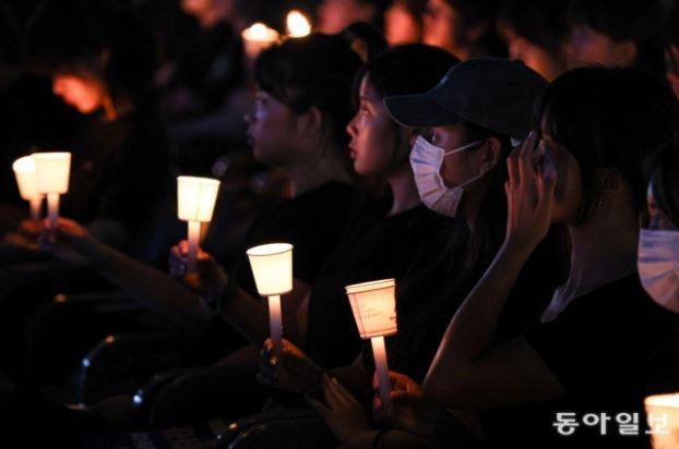 교사 죽음 더는 없게” 추모 촛불집회 서울 서이초에서 숨진 교사의 49재인 4일 서초구 서울교대 운동장에서 열린 추모제에서 참석자들이 촛불을 들고 있다. ‘공교육 멈춤의 날’로 불린 이날 서울 국회 앞과 전국 교육청, 교육대학 등에서 추모제가 열렸다. 교사들은 잇달아 연가, 병가를 냈고 예비 교사들도 집회에 참석했다. 교사들은 “우리 교육은 9월 4일 이전으로 돌아갈 수 없다”고 외쳤다. 이한결 기자 always@donga.com