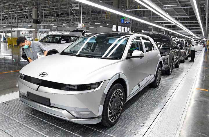 현대자동차의 인도네시아 공장에서 전기 스포츠실용차(SUV) 모델인 아이오닉5가 생산되고 있다. (사진=현대차 제공) 2023.09.05