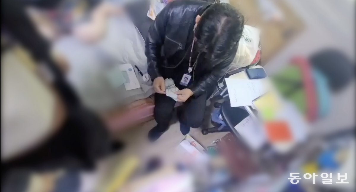 지난 4월 가상화폐 다단계 조직의 전산실장 주거지를 경찰이 압수수색하고 있다.창원서부경찰서 제공