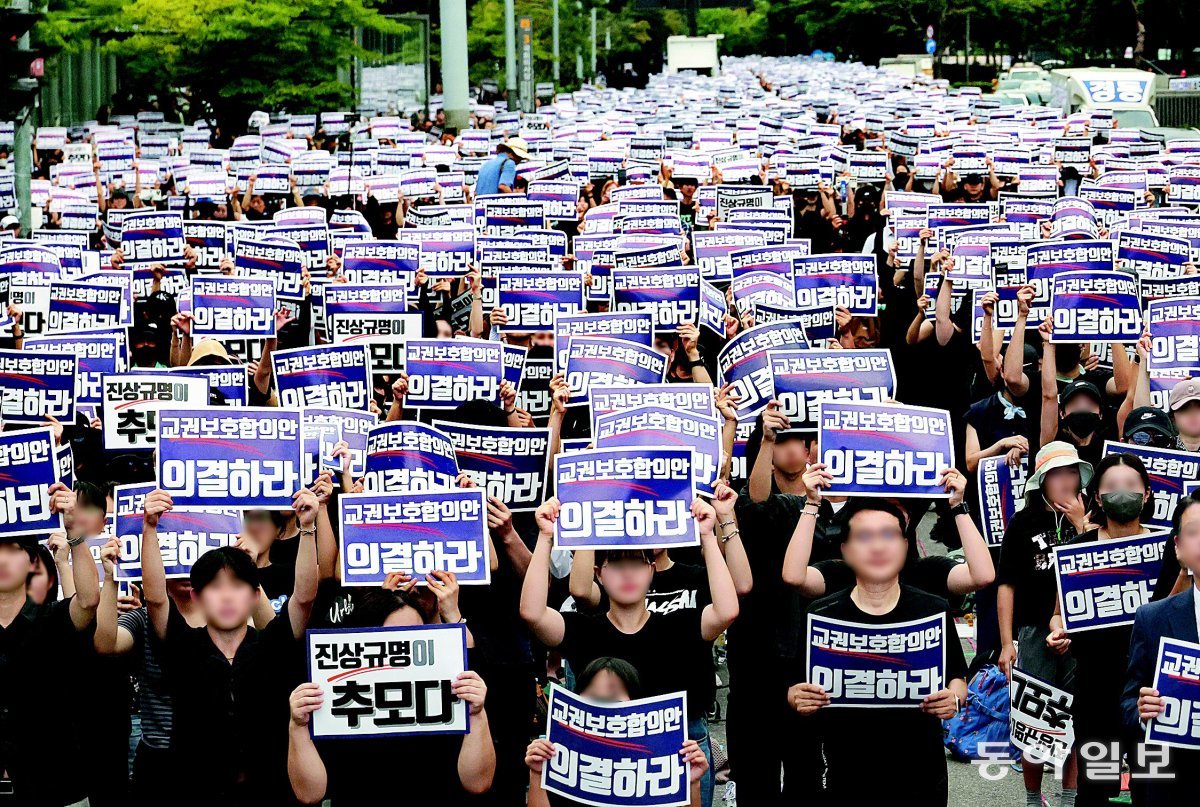 교사들 “교권보호법안 의결하라” 4일 오후 서울 영등포구 여의도 국회의사당 앞에서 열린 ‘서이초 교사 49재 
추모집회’에 참석한 교사와 시민들이 손팻말을 들고 구호를 외치고 있다. 이날 참석자들은 올 7월 극단적 선택을 한 서이초 교사 
관련 진상 규명과 교권보호법안 의결 등을 촉구했다. 박형기 기자 oneshot@donga.com