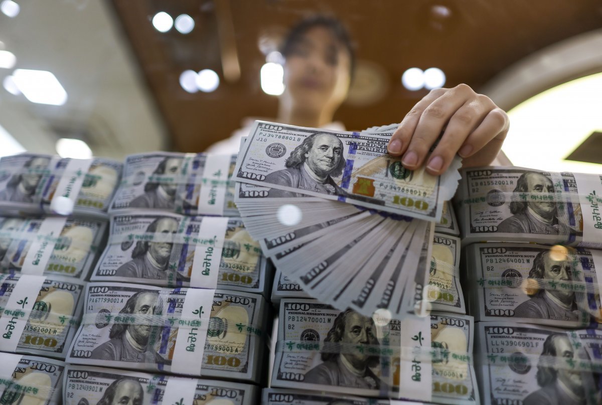 5일 서울 중구 하나은행 위변조대응센터에서 직원이 달러화를 정리하고 있다. 이날 한국은행 발표에 따르면 한국의 외환보유액은 8월 말 기준 4183억 달러로 전월 대비 35억 달러 줄며 석 달 만에 감소세로 돌아섰다. 뉴시스