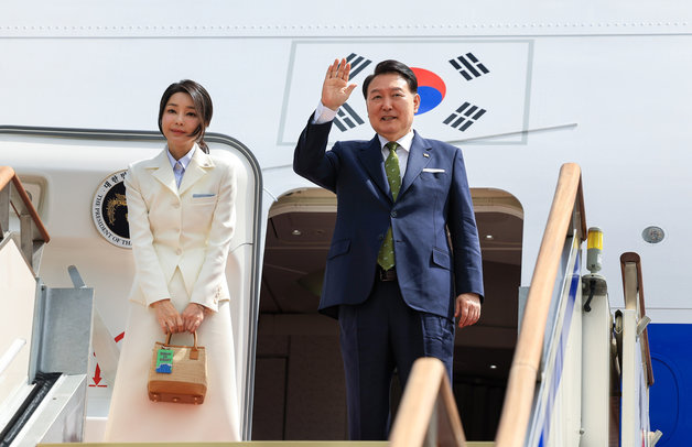 인도네시아 아세안 정상회의 및 인도 주요 20개국(G20) 정상회의 순방길에 오른 윤석열 대통령이 5일 경기도 성남 서울공항에서 공군 1호기에 탑승하며 손인사를 하고 있다. (대통령실 제공) 2023.9.5/뉴스1 ⓒ News1