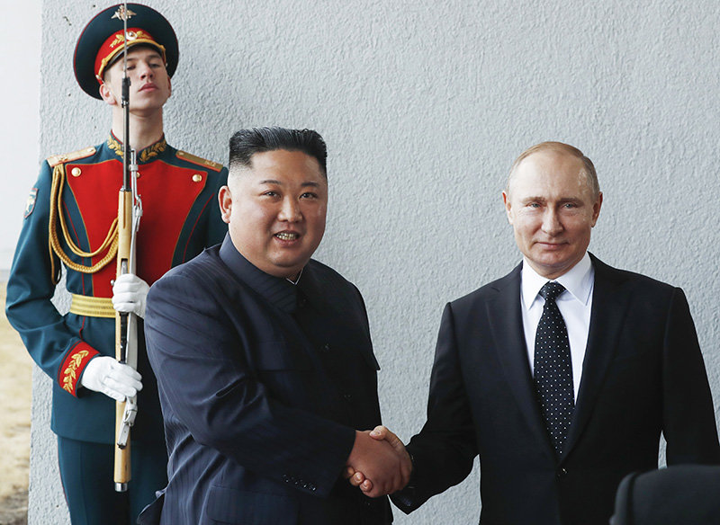 블라디미르 푸틴 러시아 대통령과 김정은 북한 국무위원장이 2019년 4월 25일 러시아 블라디보스토크에서 만나 악수를 나누고 있다. AP 뉴시스