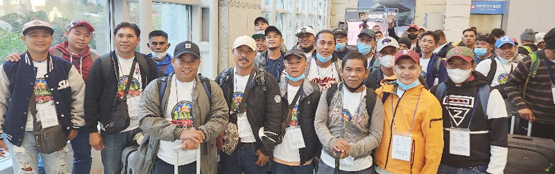 4월 강원 홍천군에서 일하기 위해 입국한 필리핀 계절 근로자들이 공항에서 밝은 표정으로 기념촬영을 하고 있다. 홍천군 제공