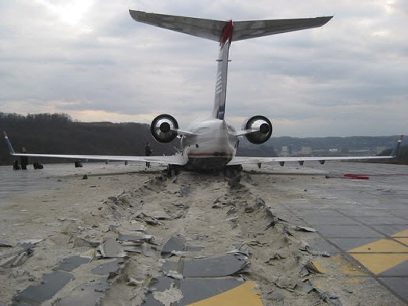 항공기가 활주로를 지나 이마스(EMAS·항공기이탈방지시스템)에 진입하면 바닥 콘크리트가 부서지면서 항공기를 멈추게 한다. 미국연방항공청 제공