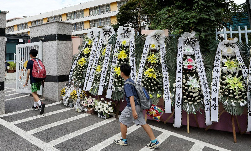 추모화환 늘어선 학교 앞 교사들의 집단 ‘우회 파업’ 다음 날인 5일 오전 서울 서초구 서이초에 학생들이 등교하는 가운데 이 학교에서 사망한 교사를 
추모하는 근조 화환들이 줄을 이어 서 있다. 전날(4일)은 숨진 교사의 49재였고 이를 기리기 위해 전국에서 교사들이 연가, 
병가를 내고 출근을 거부하거나 집회에 참여했다. 뉴스1