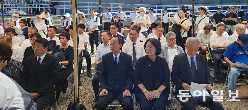 1일 친북 단체인 재일본조선인총연합회(총련)가 주최한 간토대지진 100년 조선인 학살 추도모임에 무소속 윤미향 의원(앞줄 
오른쪽에서 두 번째)이 참석해 추도사를 듣는 모습. 윤 의원의 왼쪽은 임경하 총련 국장. 도쿄=이상훈 특파원 
sanghun@donga.com