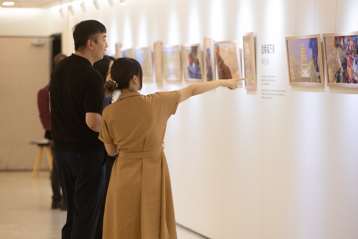 관람객들이 황허 사진전시를 살펴보고 있다. 중국 주서울관광사무소 제공